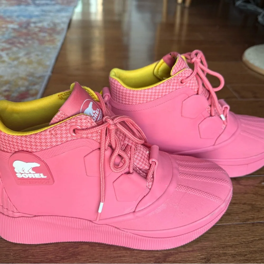 Sorrel Women's rain boots, pink and yellow, size 9 - Picture 5 of 7